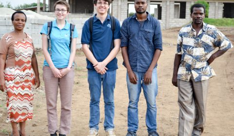 Guided tour of the school building site (Zeituni Msangi, Elisabeth Schulz, Tim Müller, Hatibu Hassan, Augustino Mwasamwile)